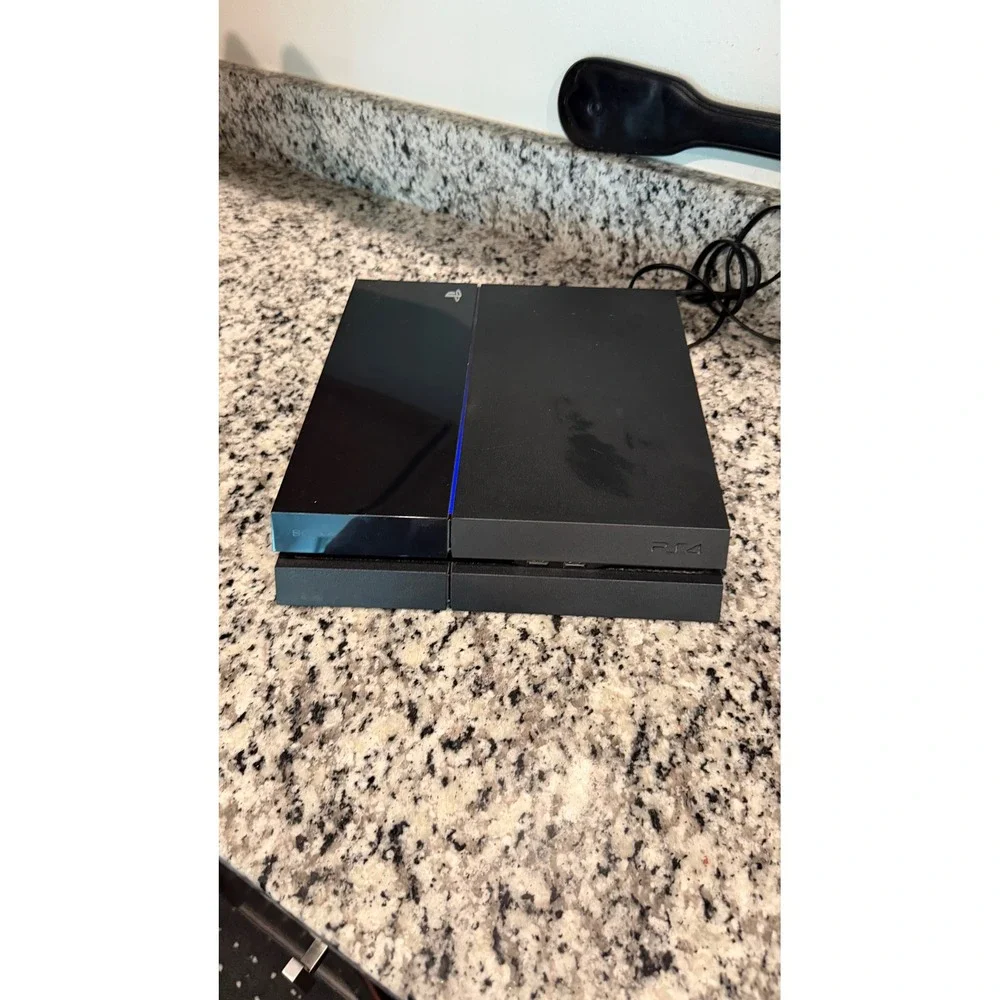 Sony PlayStation 4 PS4 500GB Console Jet Black CUH-1001A with Game Disc
